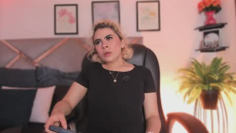 Snapshot of marian_pinzon chatting on 04.21.26 Marian online show from 04.21.26