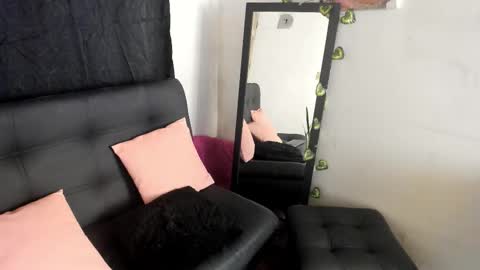 Snapshot of marianagomez__ chatting on 10.03.25 Mariana online show from 10.03.25