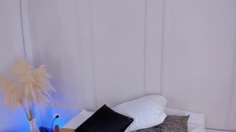 Snapshot of mariapettit chatting on 11.21.25 Maria Pettit online show from 11.21.25