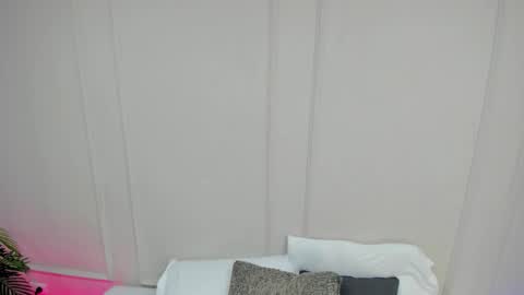 Snapshot of mariapettit chatting on 11.23.25 Maria Pettit online show from 11.23.25