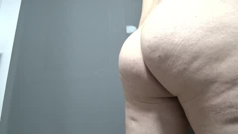 Snapshot of mariiio__bigass chatting on 12.18.25 Mario online show from 12.18.25