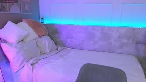 Snapshot of marquise_villaret chatting on 02.15.26 marquise_villaret online show from 02.15.26