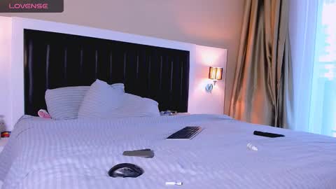 Snapshot of marrenar chatting on 11.11.25 Mari online show from 11.11.25