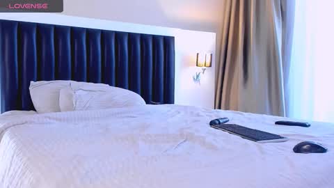 Snapshot of marrenar chatting on 11.25.25 Mari online show from 11.25.25