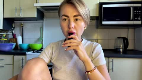 Snapshot of martaluna_ chatting on 07.18.26 Marta online show from 07.18.26