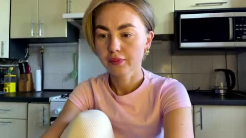Snapshot of martaluna_ chatting on 07.20.26 Marta online show from 07.20.26