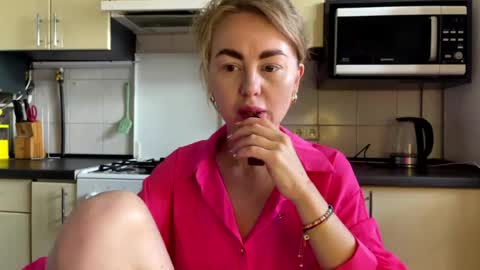 Snapshot of martaluna_ chatting on 07.23.26 Marta online show from 07.23.26