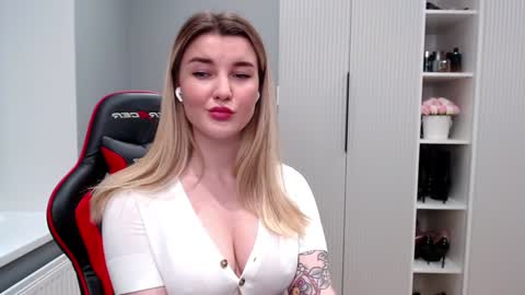 Snapshot of marti_lovely chatting on 03.12.25 Marti online show from 03.12.25