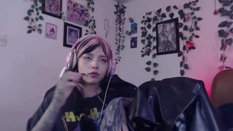 Snapshot of mary_janness chatting on 01.02.25 100 online show from 01.02.25