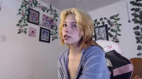 Snapshot of mary_janness chatting on 01.17.25 100 online show from 01.17.25