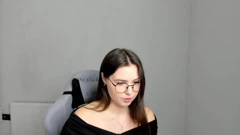 Snapshot of mary_wave_ chatting on 04.22.26 Alice online show from 04.22.26