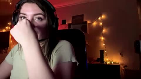 Annie online show from 04.21.26