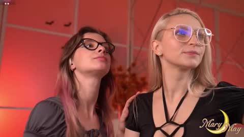 Snapshot of marylunamay chatting on 11.28.25 Mary online show from 11.28.25