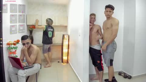 Snapshot of masters_sexx chatting on 02.15.25 Team Cris Darwin- Fernando- Stiven- David online show from 02.15.25