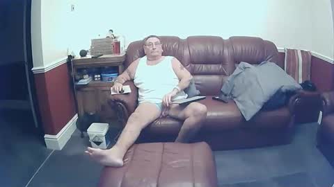 Snapshot of maxi_johnes chatting on 10.12.25 MAX online show from 10.12.25