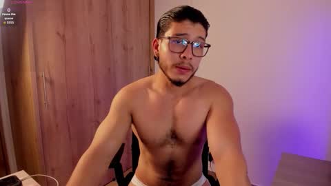 Snapshot of maxifit_ chatting on 11.08.25 Mikael online show from 11.08.25