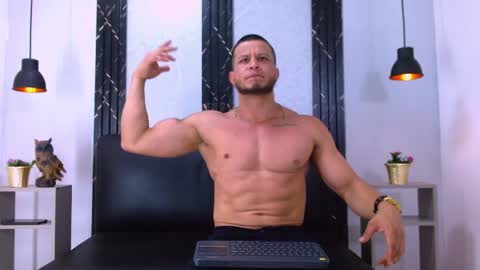 Snapshot of maximiliano_stronge chatting on 05.25.26 Maximiliano online show from 05.25.26