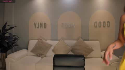 Snapshot of mayahoffman_ chatting on 01.09.26 M A Y A H O F F M A N online show from 01.09.26