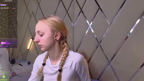 Snapshot of mayasnoww chatting on 12.17.25 Maya online show from 12.17.25