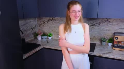 Snapshot of maydabarrick chatting on 02.11.25 Mia online show from 02.11.25