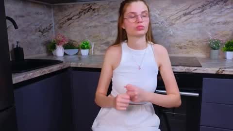 Snapshot of maydabarrick chatting on 02.11.25 Mia online show from 02.11.25