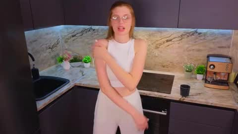 Snapshot of maydabarrick chatting on 02.12.25 Mia online show from 02.12.25