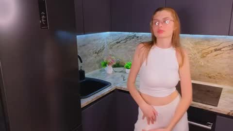 Snapshot of maydabarrick chatting on 02.12.25 Mia online show from 02.12.25