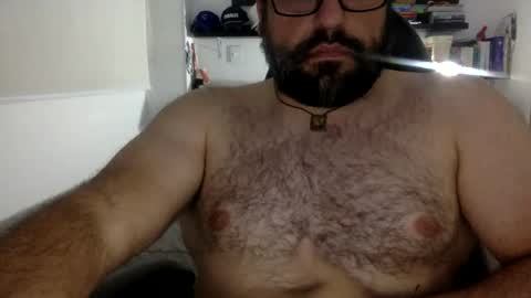 Snapshot of mbotve chatting on 10.25.25 VzlaMan online show from 10.25.25