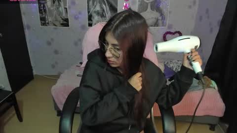 Snapshot of medussa_kat chatting on 11.12.25 Katrina online show from 11.12.25