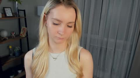Snapshot of meganhenns chatting on 04.17.26 Elly online show from 04.17.26