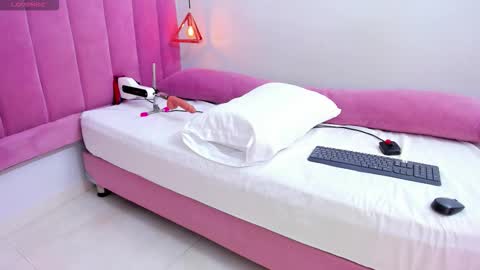 Snapshot of megansaenz_1 chatting on 10.04.25 Megan online show from 10.04.25