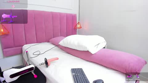 Snapshot of megansaenz_1 chatting on 11.04.25 Megan online show from 11.04.25