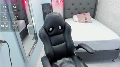 Snapshot of meganzarick chatting on 11.04.25 M E G A N online show from 11.04.25