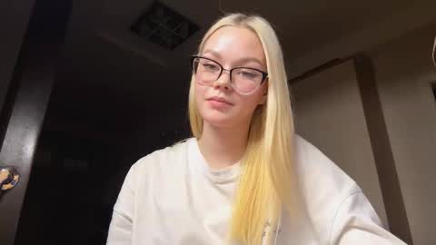 Snapshot of megganskurski chatting on 02.16.26 Mia online show from 02.16.26