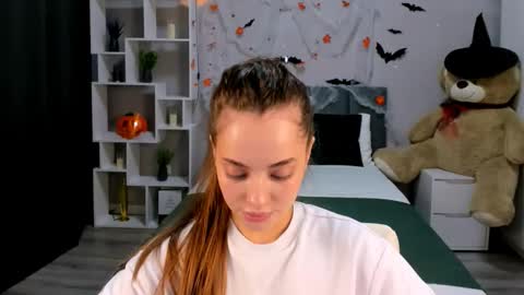 MelanieAlves online show from 10.17.25