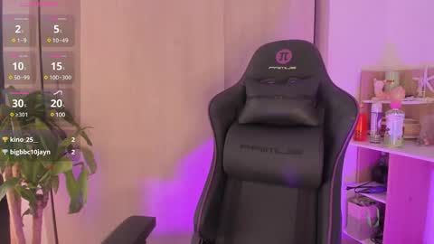 Snapshot of melina_ferrer1 chatting on 12.17.24 EI online show from 12.17.24