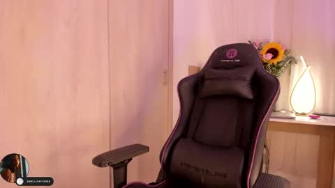 Snapshot of melina_ferrer1 chatting on 10.08.25 EI online show from 10.08.25