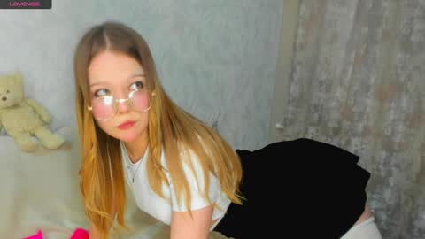 MelMooon online show from 02.03.25