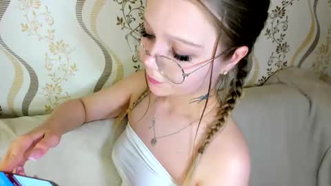 MelMooon online show from 09.09.25