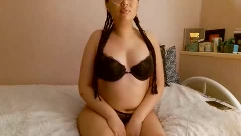 Snapshot of melyssaluv chatting on 12.17.25 Melyssaluv online show from 12.17.25