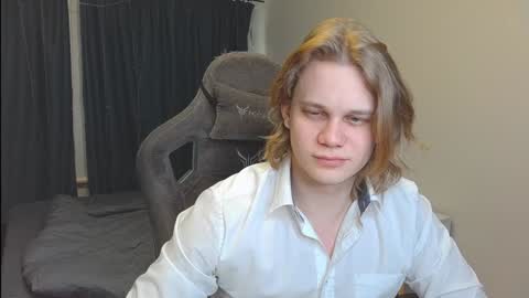 Snapshot of meow_mickey chatting on 12.03.24 Mickey online show from 12.03.24