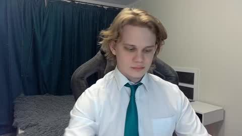 Snapshot of meow_mickey chatting on 12.22.24 Mickey online show from 12.22.24