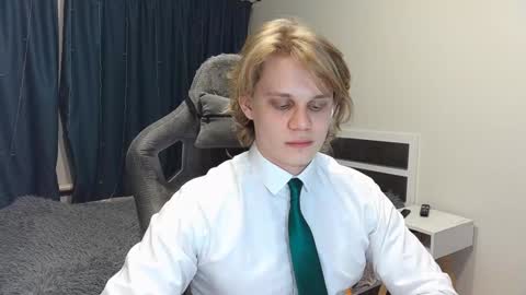 Snapshot of meow_mickey chatting on 12.23.24 Mickey online show from 12.23.24