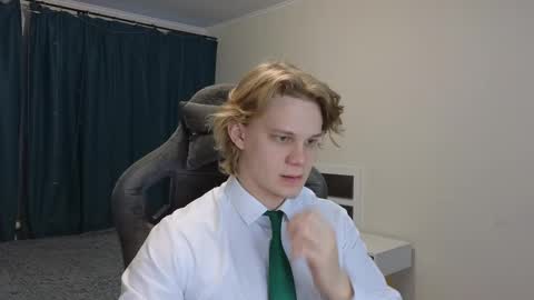 Snapshot of meow_mickey chatting on 12.30.24 Mickey online show from 12.30.24