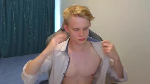 Snapshot of meow_mickey chatting on 10.16.25 Mickey online show from 10.16.25