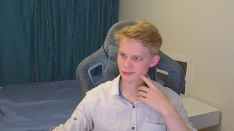 Snapshot of meow_mickey chatting on 10.22.25 Mickey online show from 10.22.25