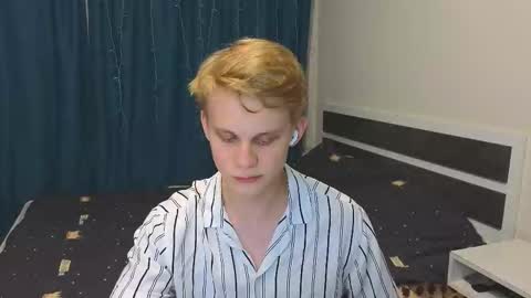 Snapshot of meow_mickey chatting on 10.31.25 Mickey online show from 10.31.25