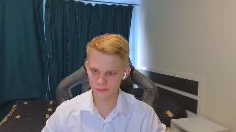 Snapshot of meow_mickey chatting on 11.14.25 Mickey online show from 11.14.25