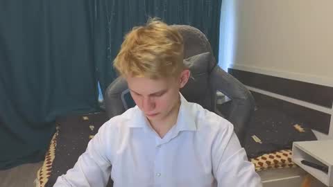 Snapshot of meow_mickey chatting on 11.18.25 Mickey online show from 11.18.25