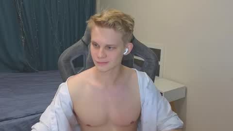 Snapshot of meow_mickey chatting on 12.03.25 Mickey online show from 12.03.25